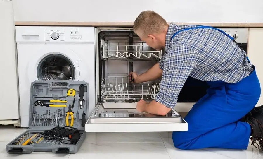 Tire Luxell servisi teknisyen ekibi beyaz eşya tamiri yaparken